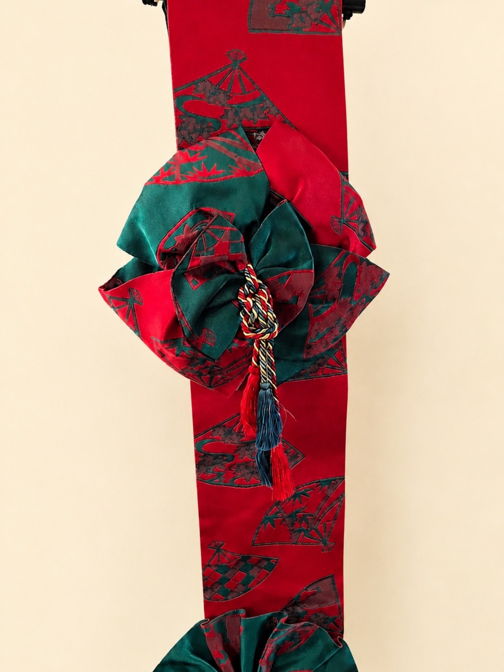 Red and green Japanese
Kimono Obi with fan motifs and decorative tassels
